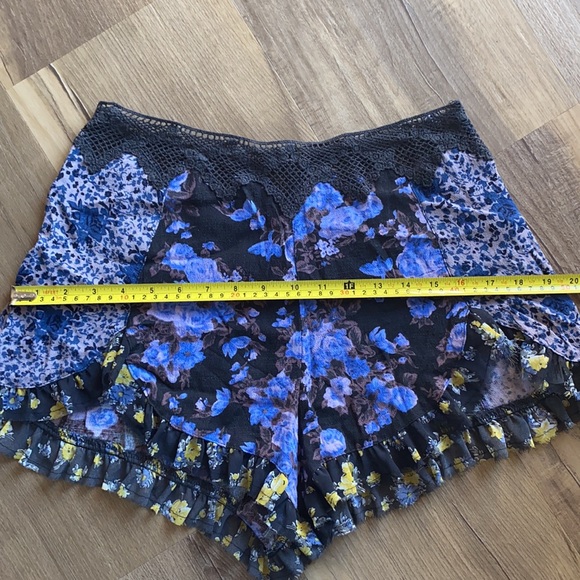 Free People printed shorts size 2 - Picture 14 of 14